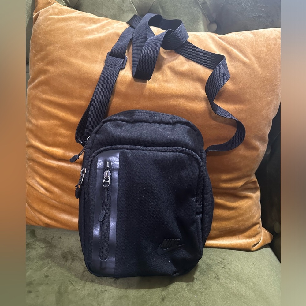 Nike Elemental Premium Black Crossbody Bag